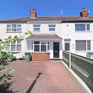  Holiday home Cheerful 2 Bedroom With Parking